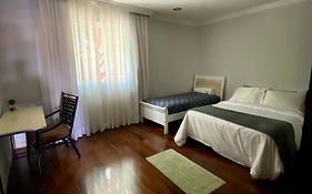 Quarto amplo e confortável